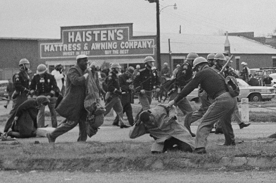 Policías estatales usan porras para dispersar una marcha en pro del derecho civil al voto, el 7 de marzo de 1965, en Selma, Alabama. (AP Foto, Archivo)