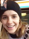 <p>Theresa Kiara traute ihren Augen nicht, als ihr beim FaceTimen mit ihrer Mutter plötzlich Emma Watson entgegen grinste! Theresas Mutter hatte den Hollywood-Star (”Beauty and the Beast”) zufällig in der Stadt getroffen und spontan gefragt, ob sie ihrer Teenage-Tochter, die gerade vor einer wichtigen Bio-Klausur stünde, einen Tipp geben könne. Das tat die studierte Literaturwissenschaftlerin, die sich vor allem für die Bildung von Frauen einsetzt, natürlich gerne: “Immer fleißig lernen!”, mahnte Emma - völlig ungeschminkt, mit Strickmütze und Norwegerpulli. Sehr sympathisch, die 27-Jährige! (Foto: Facebook: Therese Kiara)</p>