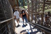 <p>Fermée depuis le 13 mars, à cause du coronavirus, la Tour Eiffel a rouvert partiellement ses portes aux touristes jeudi.</p>