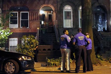 Police stand guard outside the Brooklyn residence of Cathleen Alexis, mother of suspected Washington Navy Yard shooter Aaron Alexis, in New York September 16, 2013. REUTERS/Andrew Kelly