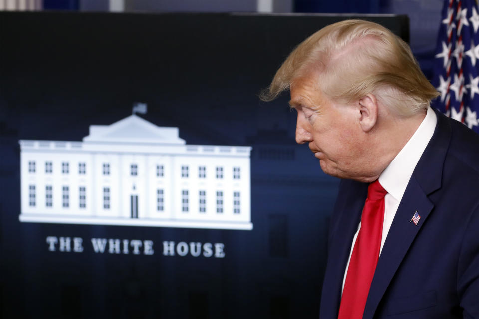 Donald Trump, Präsident der USA, verlässt den James-Brady-Raum des Weißen Hauses nach einer Pressekonferenz zur Corona-Pandemie. Foto: Alex Brandon / AP / dpa