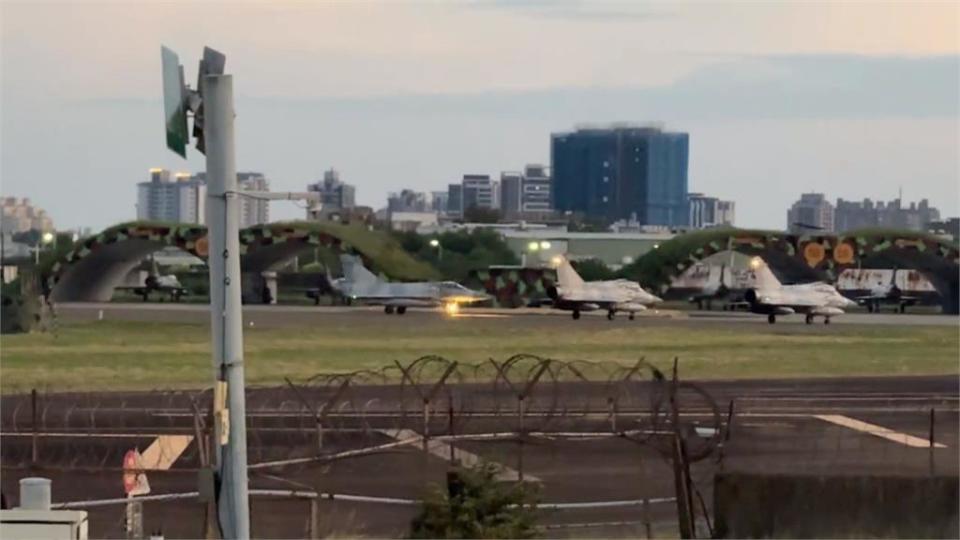 空軍半兵力府前登場　AT-3雷虎小組壓軸衝場