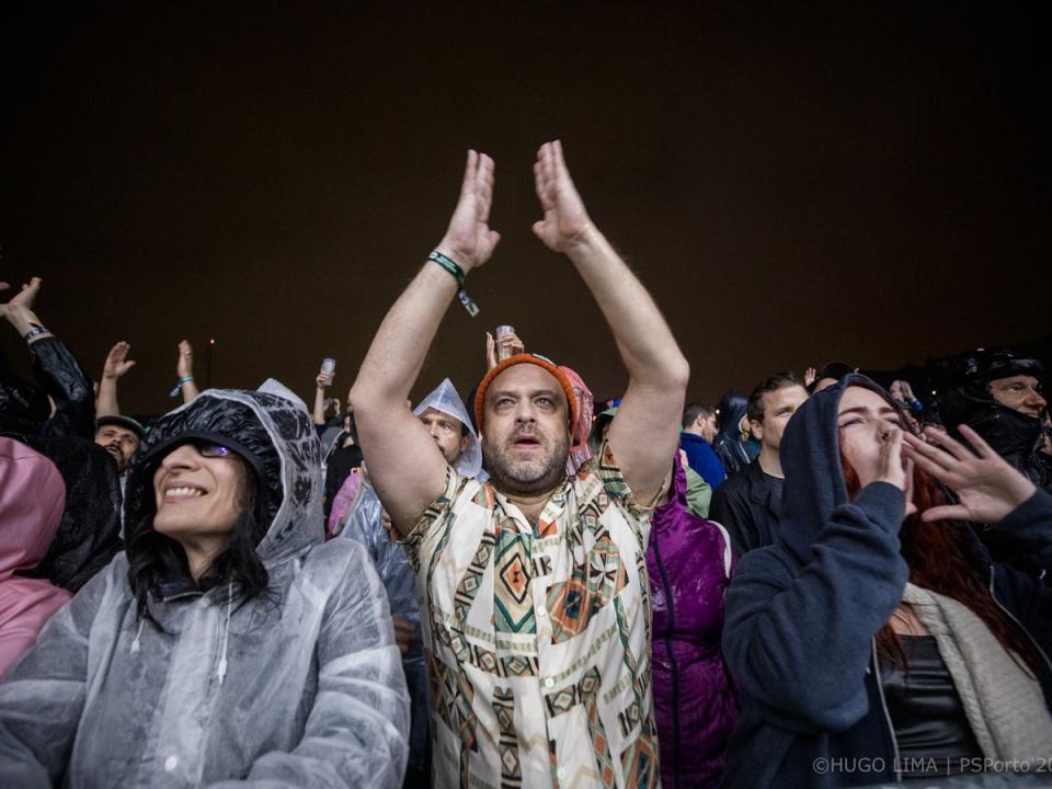 Why does it always rain on me? Festivalgoers wear raincoats and hooded jackets (Hugo Lima)