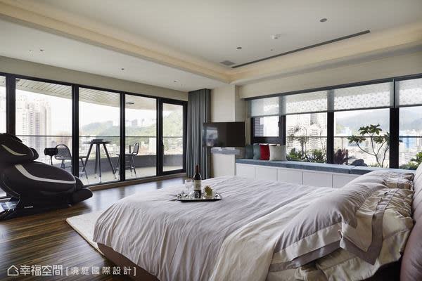 思考衛浴動線及兩面窗景的合理安排，讓床頭完整對向陽台景觀，床後則是作為更衣室的使用規劃。
