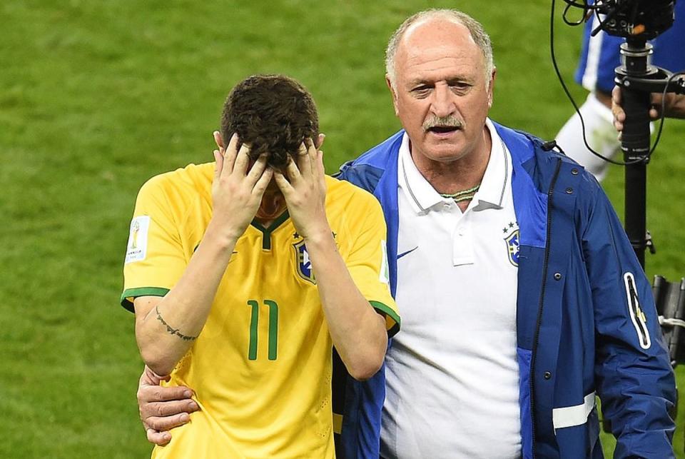 Scolari consoles Brazil’s Oscar after the 7-1 thrashing (AFP via Getty Images)