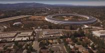 Auch von weiter weg macht der Apple Campus einen richtig guten Eindruck. Sechs Jahre lang dauerte der Bau des neuen Firmengeländes, das im kalifornischen Cupertino liegt, einem Vorort von San José. Die Kosten betragen rund fünf Milliarden Dollar. (Bild-Copyright: Matthew Roberts/YouTube)