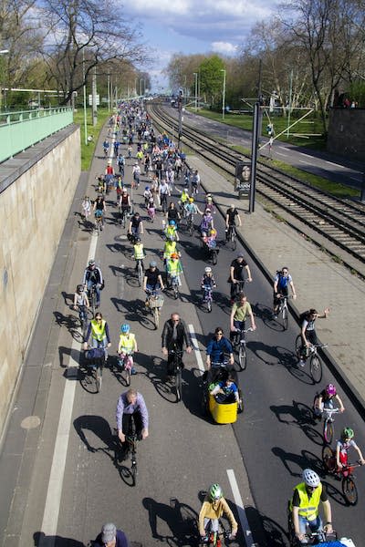 Photograph of Kidical Mass. <a href="https://kidsonbike.org/media-downloads/" rel="nofollow noopener" target="_blank" data-ylk="slk:Hannah Walther/Kidical Mass;elm:context_link;itc:0;sec:content-canvas" class="link ">Hannah Walther/Kidical Mass</a>