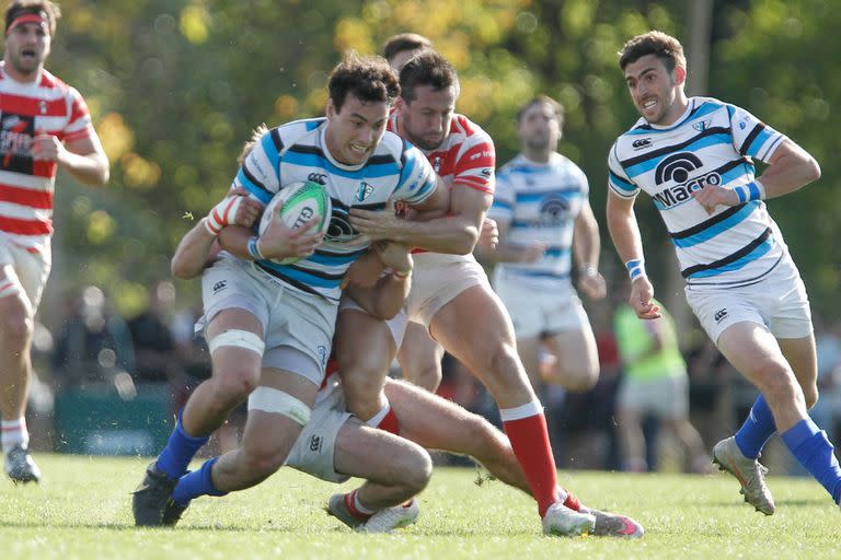 Tomás Meyrelles, el capitán del SIC y autor de uno de los tries, recibe el tackle de Santiago González Iglesias