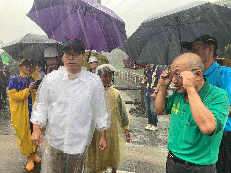 高雄市長陳其邁近日赴各地視察淹水情形，卻因一張「錯位」照片遭韓粉扭曲，引起其他網友不滿。（翻攝陳其邁臉書）