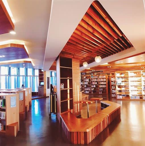 龍崗圖書館的設計相當有質感，光影使建築物更加美麗。（圖／IG @___iswen___ 提供）