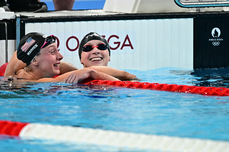 Atlet AS Katie Ledecky (kanan) merayakan kemenangannya bersama atlet AS Paige Madden setelah memenangi final renang gaya bebas putri 800m selama Olimpiade Paris 2024 di Paris La Defense Arena di Nanterre, sebelah barat Paris, pada 3 Agustus 2024. (Foto oleh Manan VATSYAYANA / AFP) (Foto oleh MANAN VATSYAYANA/AFP via Getty Images)