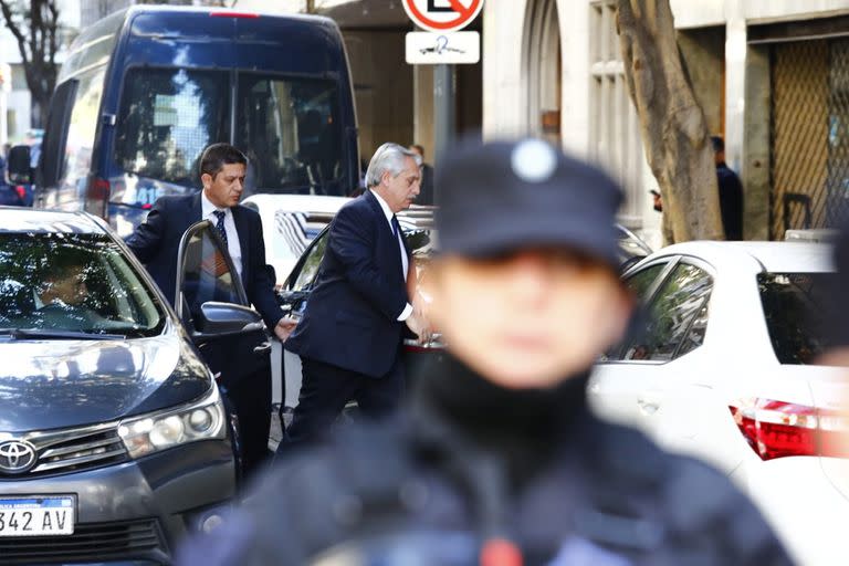 Alberto Fernández ingresa al domicilio de la vicepresidenta