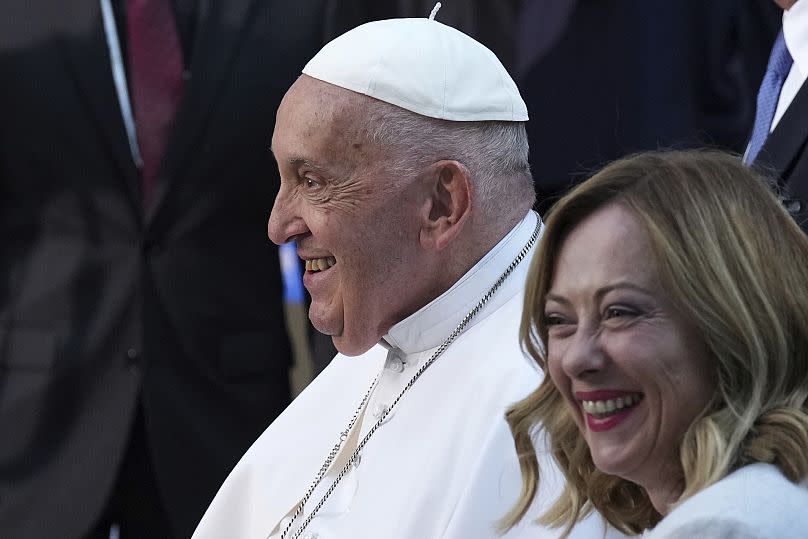 El papa Francisco con la primera ministra de Italia, Giorgia Meloni, y los jefes de Estado del G7 durante una foto de familia en el segundo día de la cumbre G7, 14 junio 2024