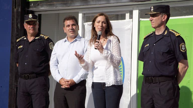 El nuevo jefe de la policía bonaerense, Perroni (a la izquierda); el ministro Ritondo; la gobernadora Vidal, y el reemplazado Bressi, durante un acto