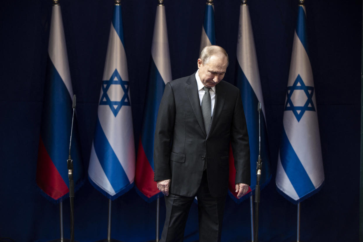 Les prises de paroles et choix politiques de Poutine depuis l’invasion de l’Ukraine et le début d’un nouveau conflit d’envergure entre le Hamas et Israël semblent l’éloigner de son homologue israélien Benjamin Netanyahu. 