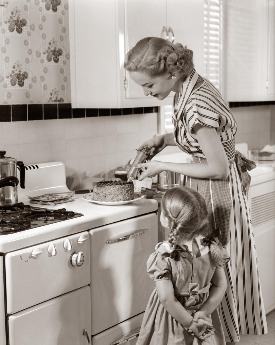 Dr. Oetker ruft Erinnerungen an frühe Rollenverteilungen wach, wie hier: Die Frau backt, der Mann bleibt der Küche fern. (Symbolbild: H. Armstrong Roberts/ClassicStock/Getty Images)