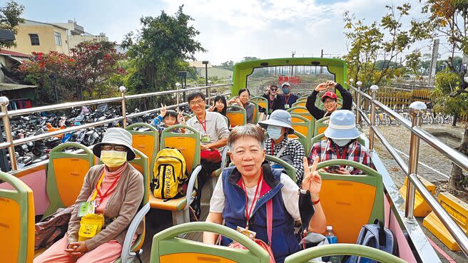 府城客運的雙層巴士過去行駛於台南市區，經台南市政府觀旅局策畫，延伸到溪北地區，30日在後壁區上路，吸引遊客嘗鮮。（張毓翎攝）