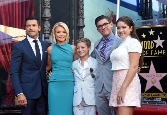 kelly-ripa-mark-consuelos-family