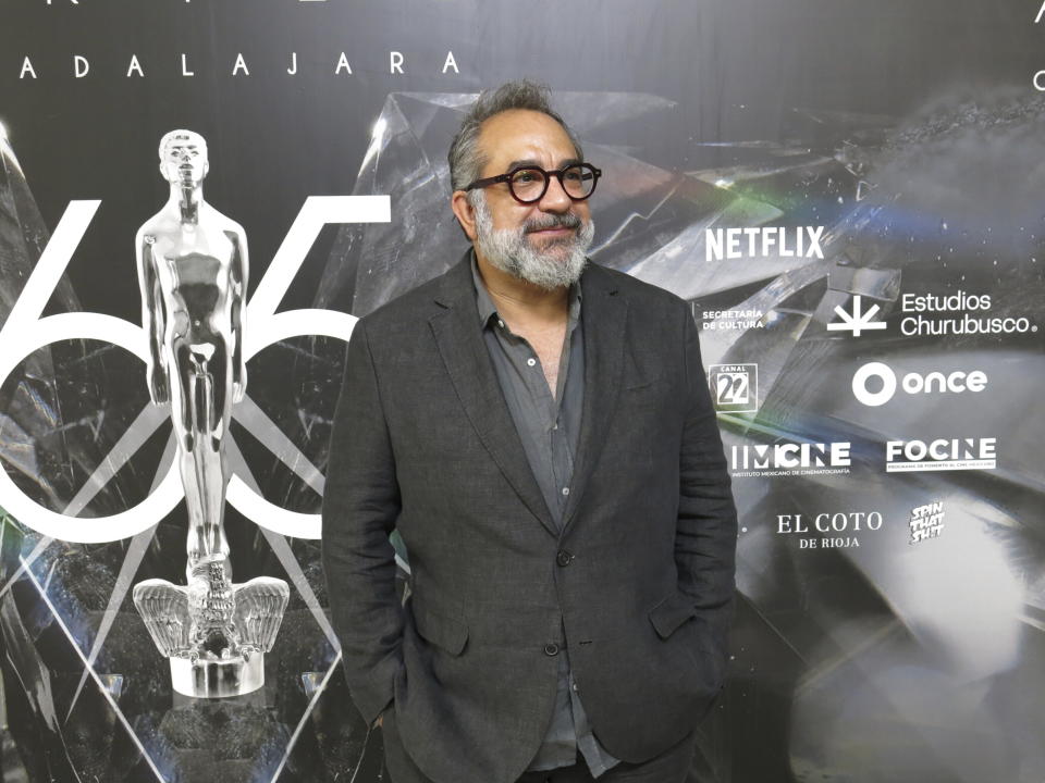 El diseñador de producción Eugenio Caballero, de la película "Bardo", posa a su llegada al almuerzo de nominados de la 65a edición del Premio Ariel de la Academia Mexicana de Artes y Ciencias Cinematográficas en la Ciudad de México el 3 de agosto de 2023. (Foto AP/Berenice Bautista)