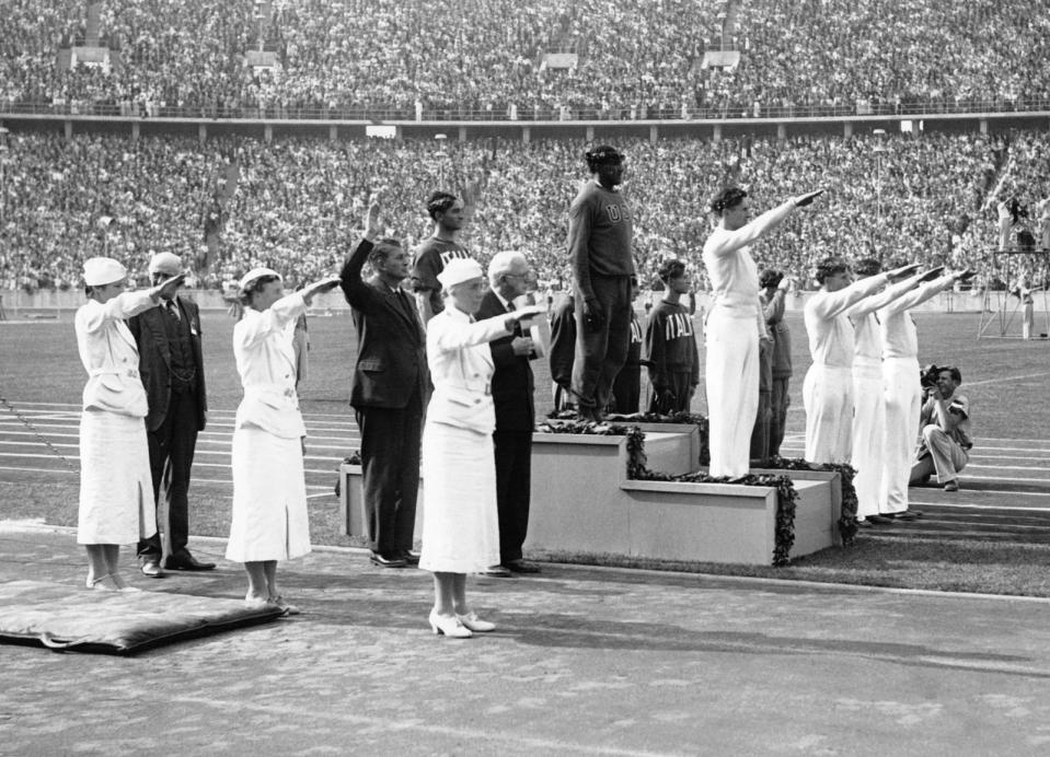 Der vielleicht allererste Fall von "Sportswashing": Die Olympischen Spiele 1936 in Berlin sollten die Welt über Deutschland staunen lassen. Adolf Hitler sah in den Wettkämpfen auch eine Möglichkeit, die von den Nazis propagierte Rassenlehre in die Welt zu tragen. Ein Schwarzer stahl dann aber allen die Show: Leichtathlet Jesse Owens gewann vier Goldmedaillen und wurde zum Held der Spiele. (Bild: Keystone-France/Gamma-Rapho via Getty Images)