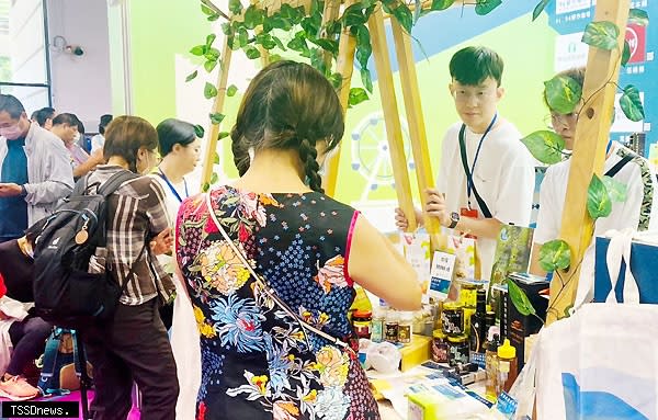 茂管處參加台北國際秋季旅展，高雄觀光圈十九家業者共同參展。（記者毛莉翻攝）
