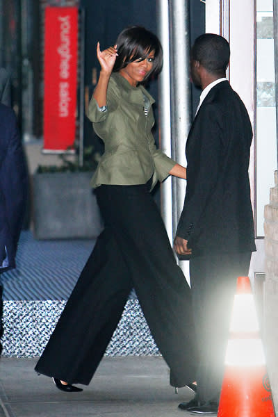 19. März: Auch Hosen stehen der First Lady sehr gut. Zu einem Dinner trug sie diese weite Stoffhose in Kombination mit einem angesagten, khakifarbenen Blazer mit ¾-Ärmeln – sehr gelungen! (Bild: Splash)