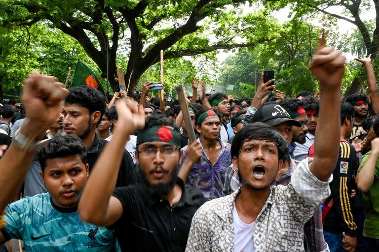 Manifestantes frente a la Universidad de Daca