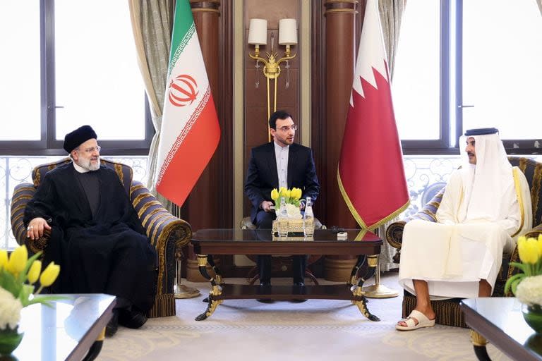 El presidente iraní, Ebrahim Raisi, se reúne con el emir de Qatar, Tamim bin Hamad Al Thani, al margen de la cumbre de Emergencia de la Liga Árabe