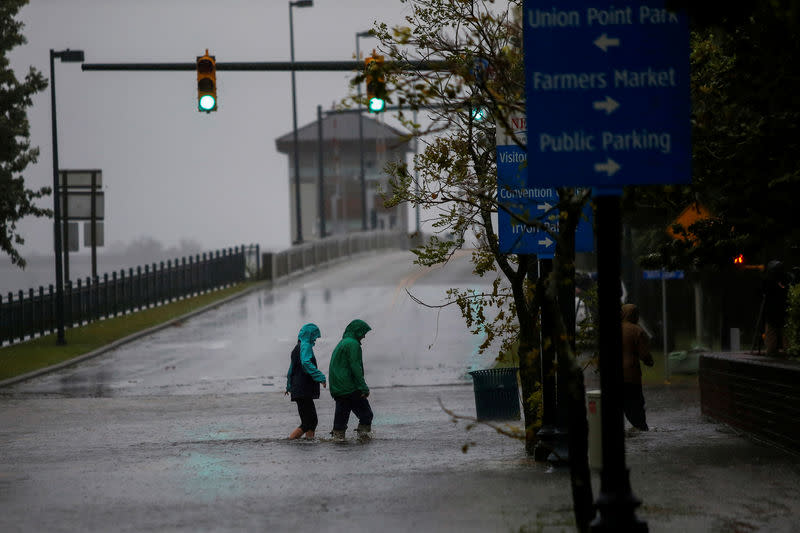 L'ouragan Florence a touché terre vendredi matin sur la côte Est des Etats-Unis, accompagné de pluies abondantes qui ont provoqué des crues en Caroline du Nord et du Sud. /Photo prise le 13 septembre 2018/REUTERS/Eduardo Munoz