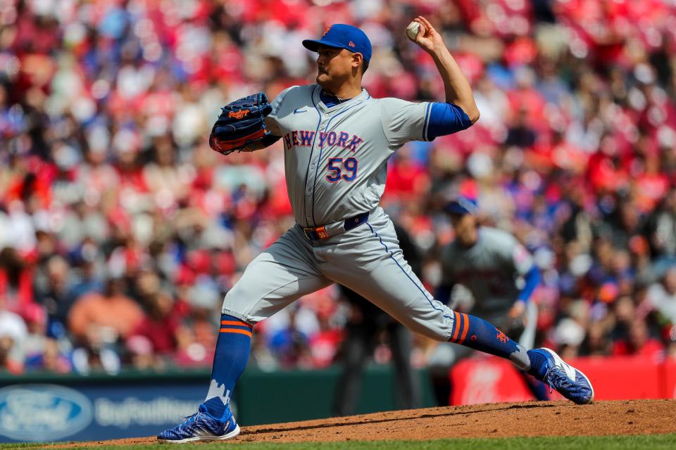 New York Mets starting pitcher Sean Manaea (59) pitches against the Cincinnati Reds in the first inning on April 7, 2024, at Great American Ball Park.