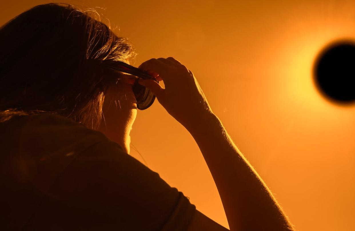 <a href="https://www.shutterstock.com/es/image-photo/woman-looking-on-solar-eclipse-through-1772009708" rel="nofollow noopener" target="_blank" data-ylk="slk:Shutterstock / Stocker plus;elm:context_link;itc:0;sec:content-canvas" class="link ">Shutterstock / Stocker plus</a>