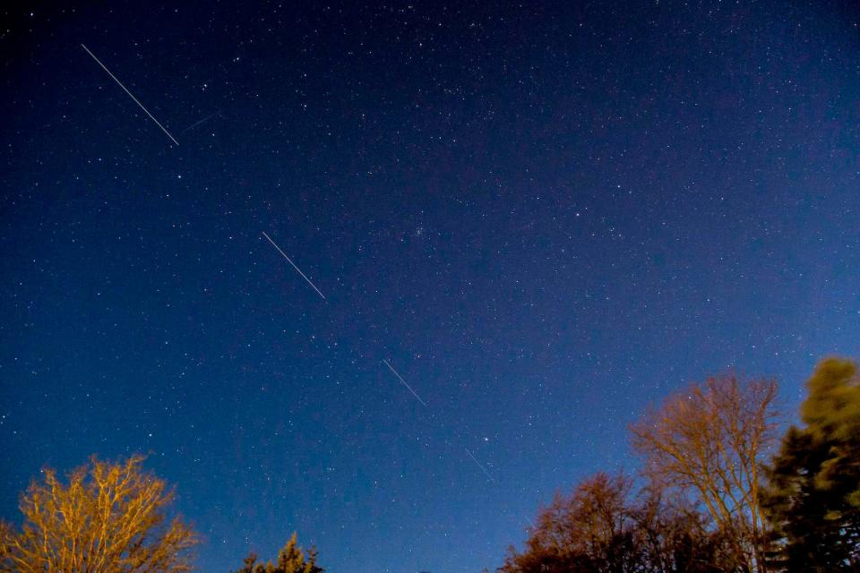 Der SpaceX-Satellit Starlink 5 ist am 21. April 2020 in der Nacht am Himmel über Svendborg auf Südfünen, Dänemark, zu sehen. - Copyright: MADS CLAUS RASMUSSEN/Getty Images