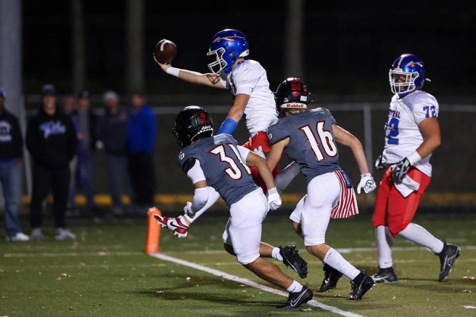 Madison Central’s Elijah Steele (8) runs the ball into the end zone for a touchdown against Paul Laurence Dunbar during a first-round playoff game at Jon R. Akers Stadium on Friday.