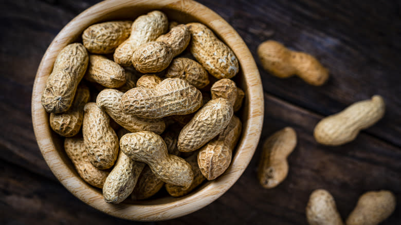 Bowl of peanuts 