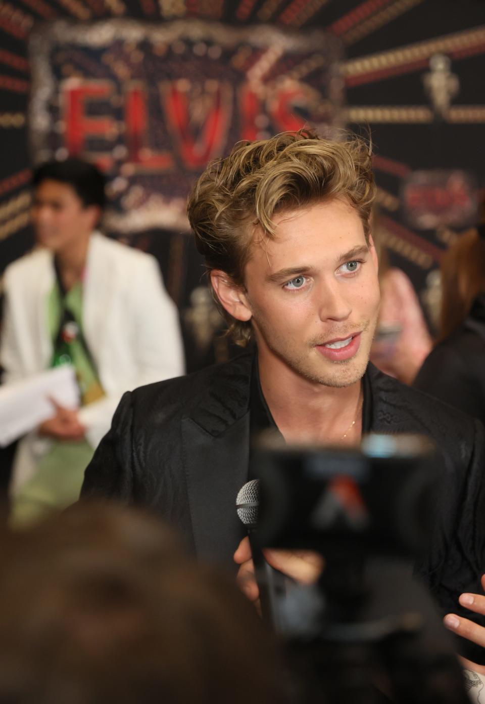 Austin Butler greets the press during a red carpet event before the screening for the new biopic movie 'Elvis' at Graceland in Memphis, Tenn. on Saturday, June 11, 2022. 