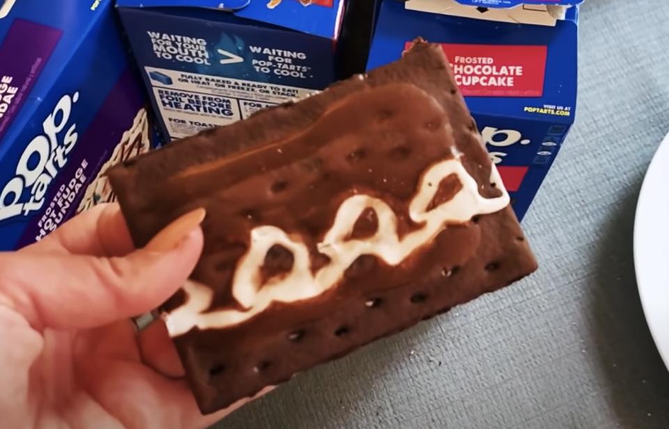 <p>This tastes more like the Oreo Pop-Tart with a vanilla-forward flavoring instead of chocolate. It tasted like a combo of the hot fudge sundae and cookies & creme Pop-Tart.</p>