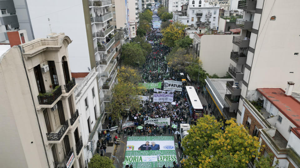 Manifestantes marchan en el Día Internacional de los Trabajadores en Buenos Aires, Argentina, el miércoles 1 de mayo de 2024. (AP Foto/Rodrigo Abd)