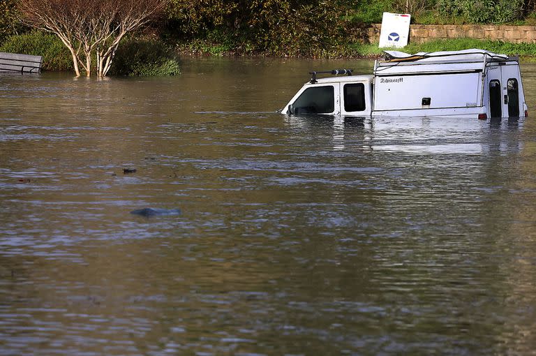 Una camioneta sumergida en las inunfaciones de Santa Cruz, en California, por las olas altas que generó la erupción