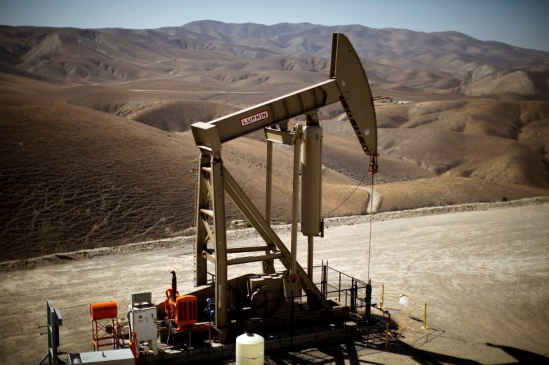 A pumpjack brings oil to the surface in the Monterey Shale, California, U.S. April 29, 2013. REUTERS/Lucy Nicholson/File Photo