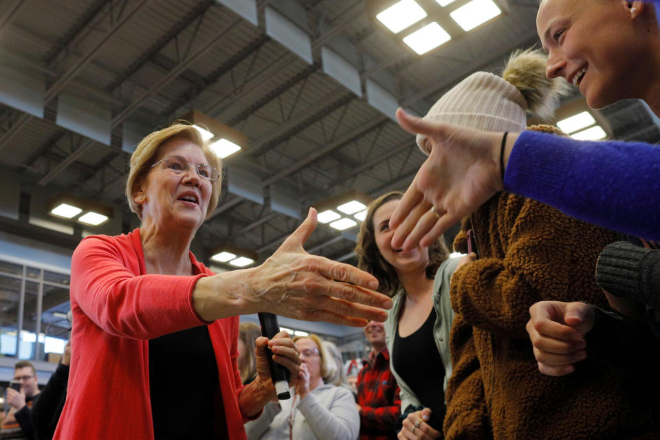 Elizabeth Warren begrüßt ihre Unterstützer bei einem Event in New Hampshire (Bild: Reuters)