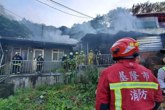 濃煙和火勢從屋內竄出，消防員佈水線救火。（圖／讀者提供）