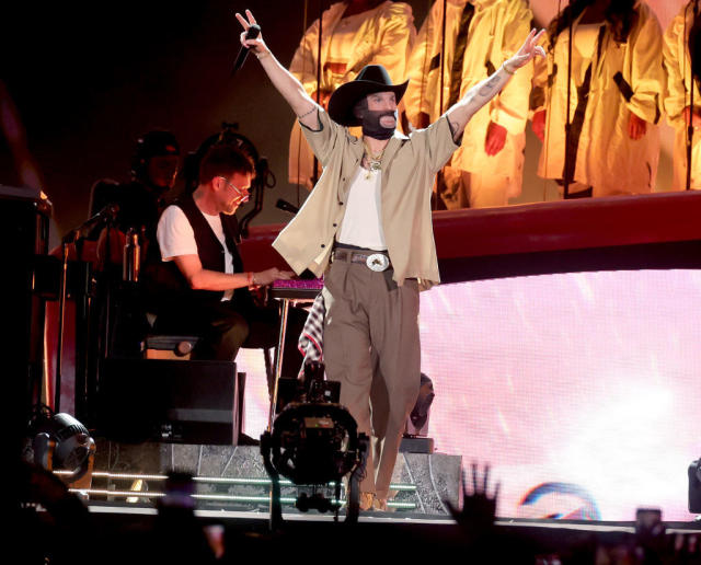 Diljit Dosanjh adds Punjabi Punch to second Coachella performance in white  tehmat-kurta styled with sneakers. All pics