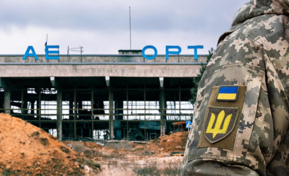 Un soldado ucraniano ante el aeropuerto liberado de Jersón. <a href="https://www.shutterstock.com/es/image-photo/kherson-oblast-airport-chornobaivka-background-liberation-2261145709" rel="nofollow noopener" target="_blank" data-ylk="slk:Shutterstock / Mariia_Ua;elm:context_link;itc:0;sec:content-canvas" class="link ">Shutterstock / Mariia_Ua</a>