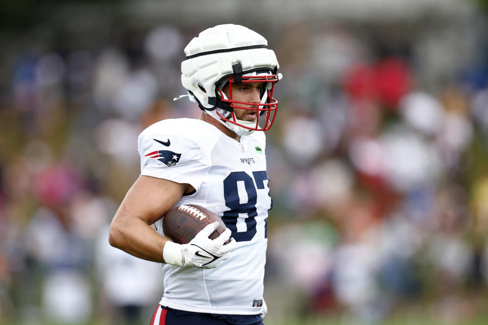 Foxborough, MA - 6 de agosto: TE Mitchell Wilcox de los New England Patriots asegura el balón bajo el brazo.  (Foto: Daniel Parhiskaran/Boston Globe vía Getty Images)