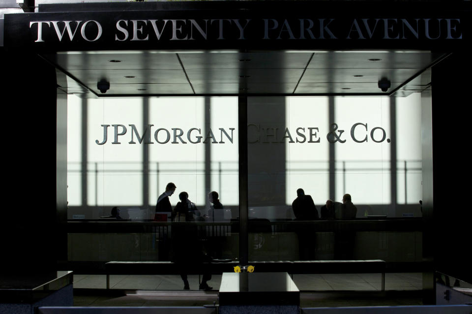 People walk inside JP Morgan headquarters in New York, October 25, 2013.  REUTERS/Eduardo Munoz