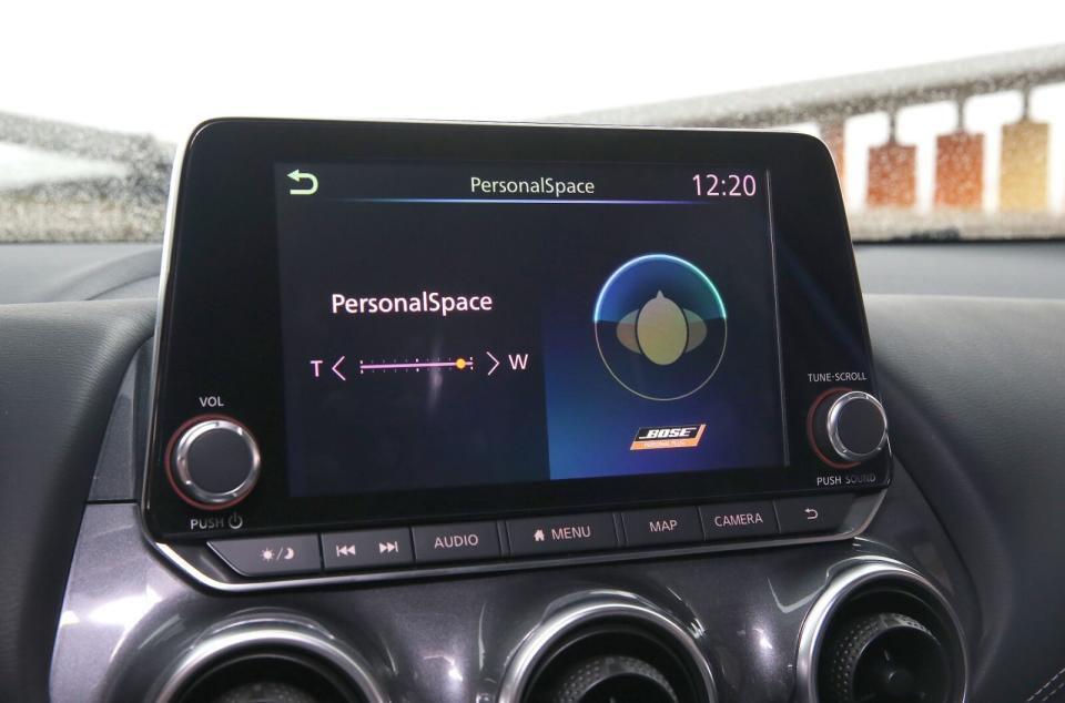 採懸浮式設計的8吋智慧多媒體影音主機，內建有導航、藍牙通訊等系統外，並支援Apple CarPlay與Android Auto手機連結。