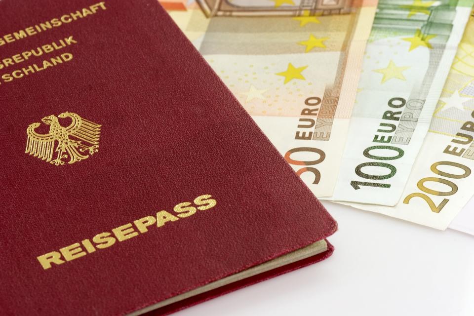 <p>Ab dem 1. März wird es einen neuen Reisepass geben. Er enthält zahlreiche neue Sicherheitsmerkmale, die vor Fälschung schützen sollen. Diese machen ihn einen Euro teurer als bisher. Die Beantragung kostet dann 60 Euro. Alte Pässe sind aber noch bis zum Ablaufdatum gültig. (Bild: ddp) </p>