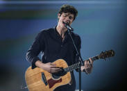 2017 American Music Awards – Show – Los Angeles, California, U.S., 19/11/2017 – Shawn Mendes performs "There's Nothing Holdin' Me Back." REUTERS/Mario Anzuoni