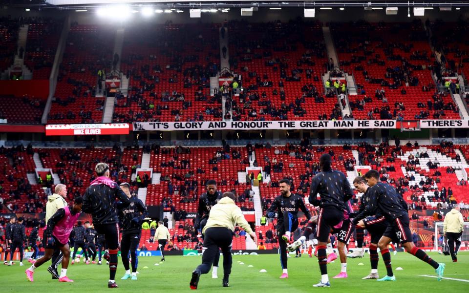 Manchester United players warm up - Reuters/Carl Recine