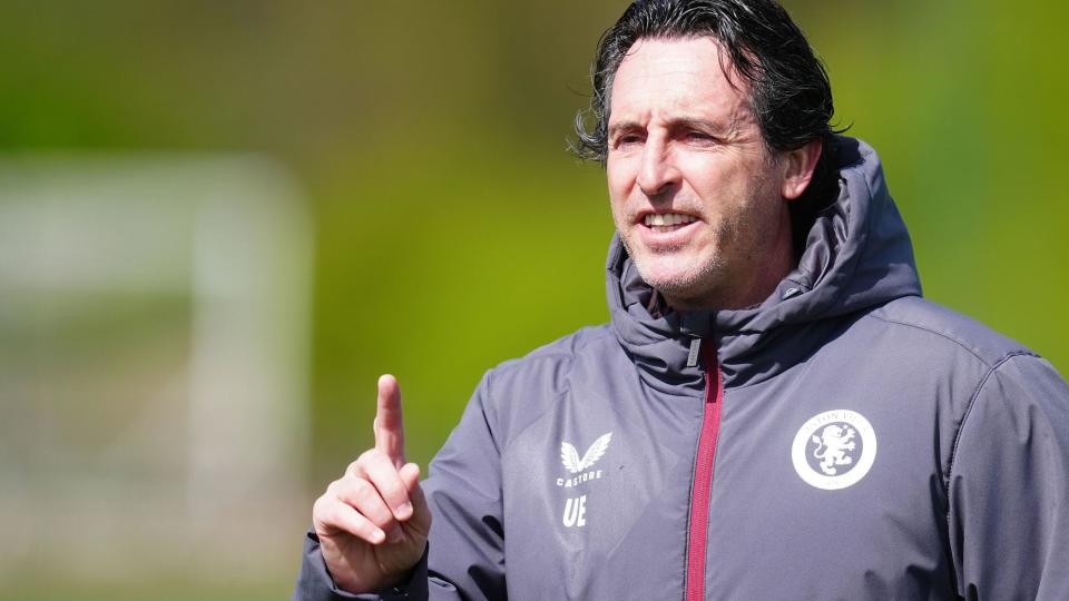 Unai Emery during an Aston Villa training session